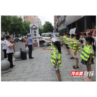 冷水滩交警联合团区委开展“七彩假期”暑期交通安全宣传活动