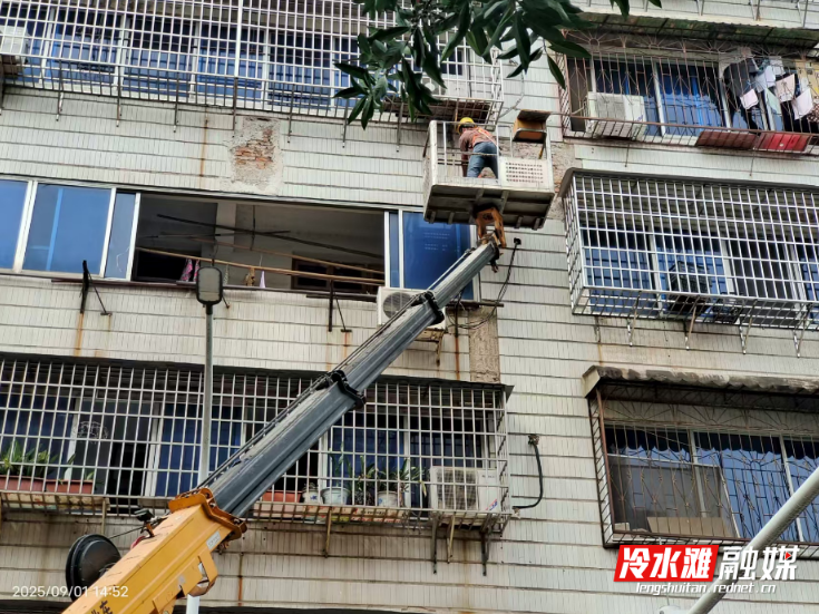 梅湾街道：及时消除外墙隐患 保障居民出行安全