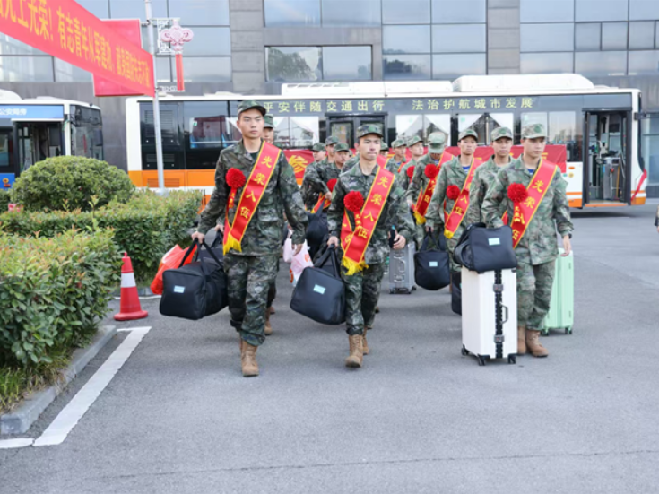冷水滩区人武部用非遗扎故事演绎情景剧《送新兵》为广大新兵壮行
