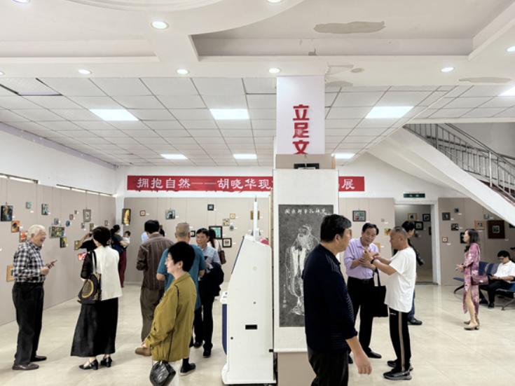 于方寸画布 览油彩万千 胡晓华现代微型作品展开展
