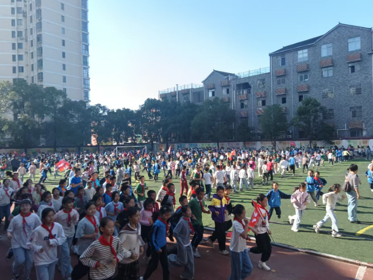 滨江小学：2300余名学生30分钟“跑”出精气神