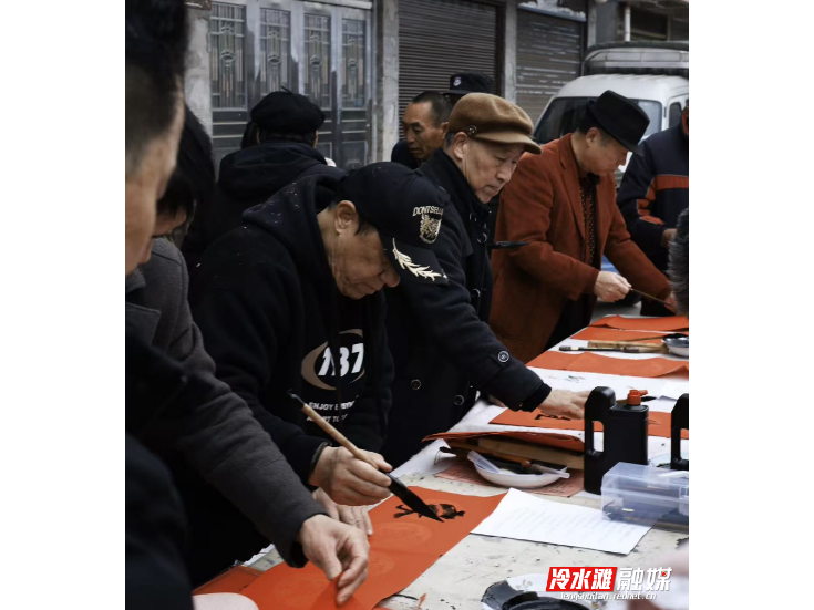 普利桥镇：春联送下乡 墨香暖人心