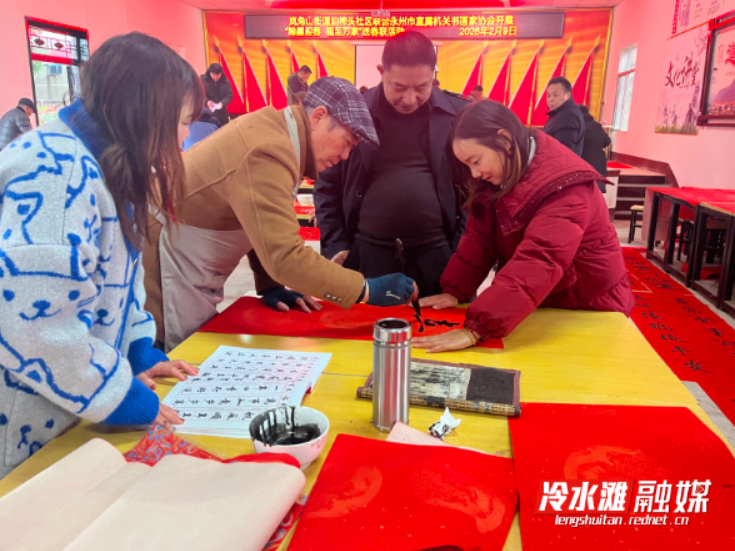 岚角山街道油榨头社区开展“翰墨迎春 福满社区”送春联活动