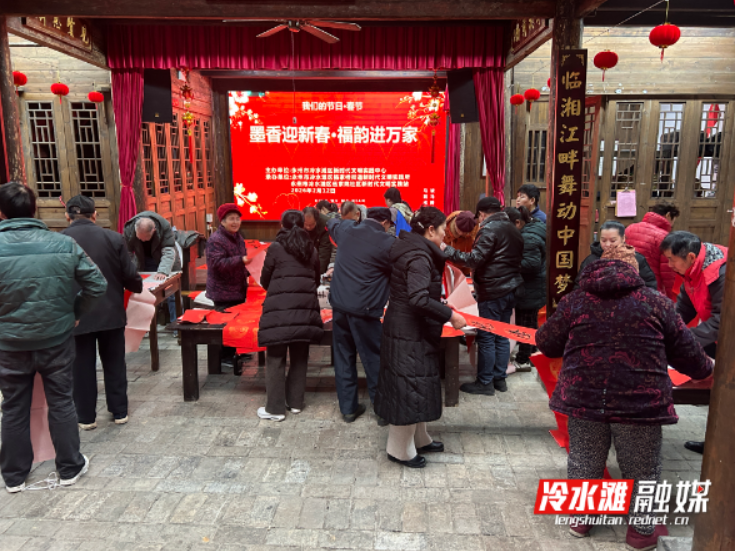 杨家桥街道伍家院社区开展送春联活动