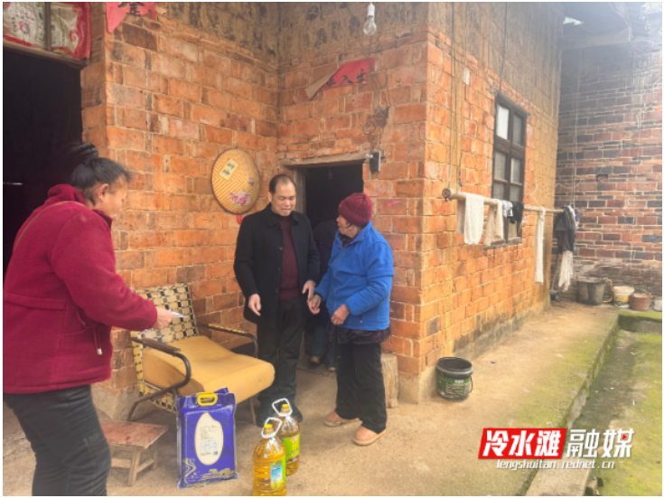 花桥街镇：情系乡梓暖人心 爱心走访传温情