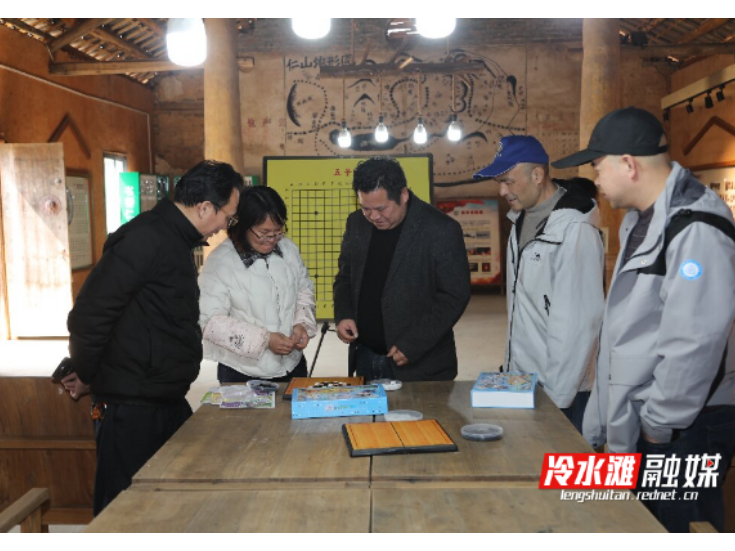 冷水滩区五子棋助力乡村振兴走进上岭桥镇仁山村