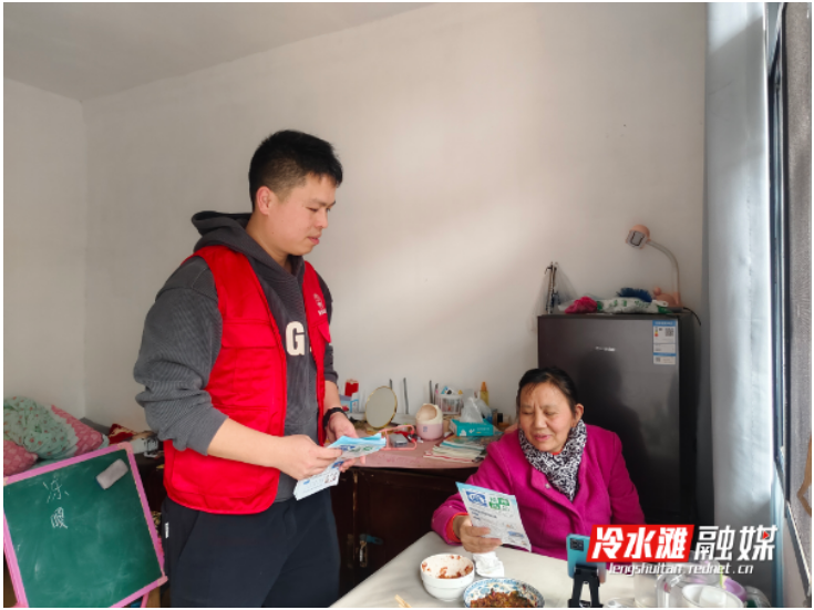 活龙井社区：开展入户禁毒宣传活动