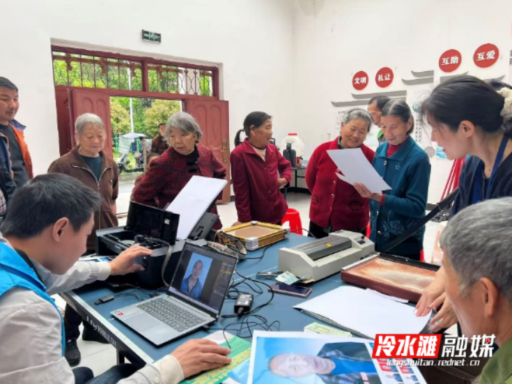 曲河社区开展公益拍照志愿服务活动