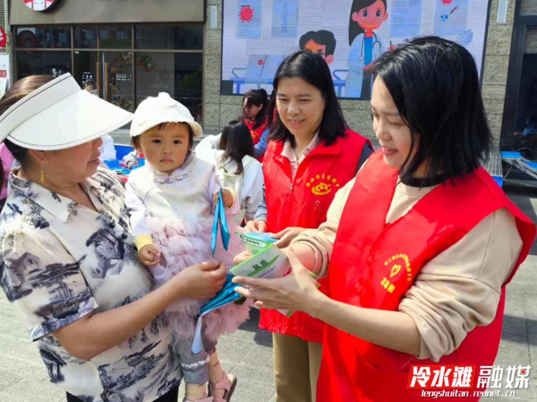 冷水滩区疾控中心开展全国儿童预防接种日宣传活动