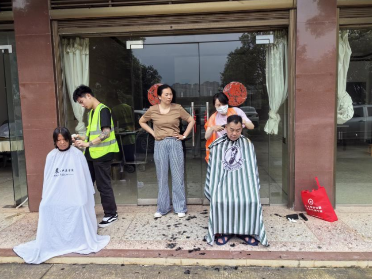 珊瑚街道珍珠塘村：清晨暖心义剪 服务上门暖银发