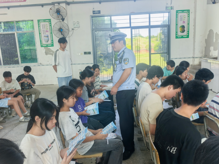 冷水滩交警走进上岭桥镇学校开展暑期交通安全宣讲
