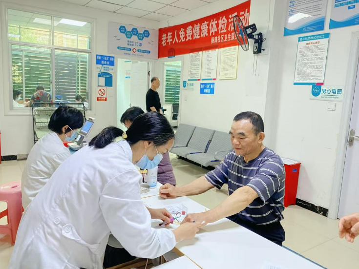 梅湾社区卫生服务中心开展集中宣传暨免费体检活动