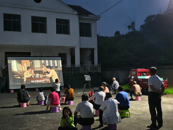 岚角山社区开展“电影下乡”文化惠民活动