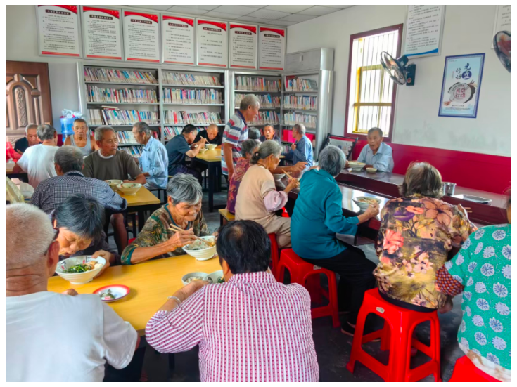 油榨头社区长者食堂：一餐热饭暖民心 党群共建聚温情