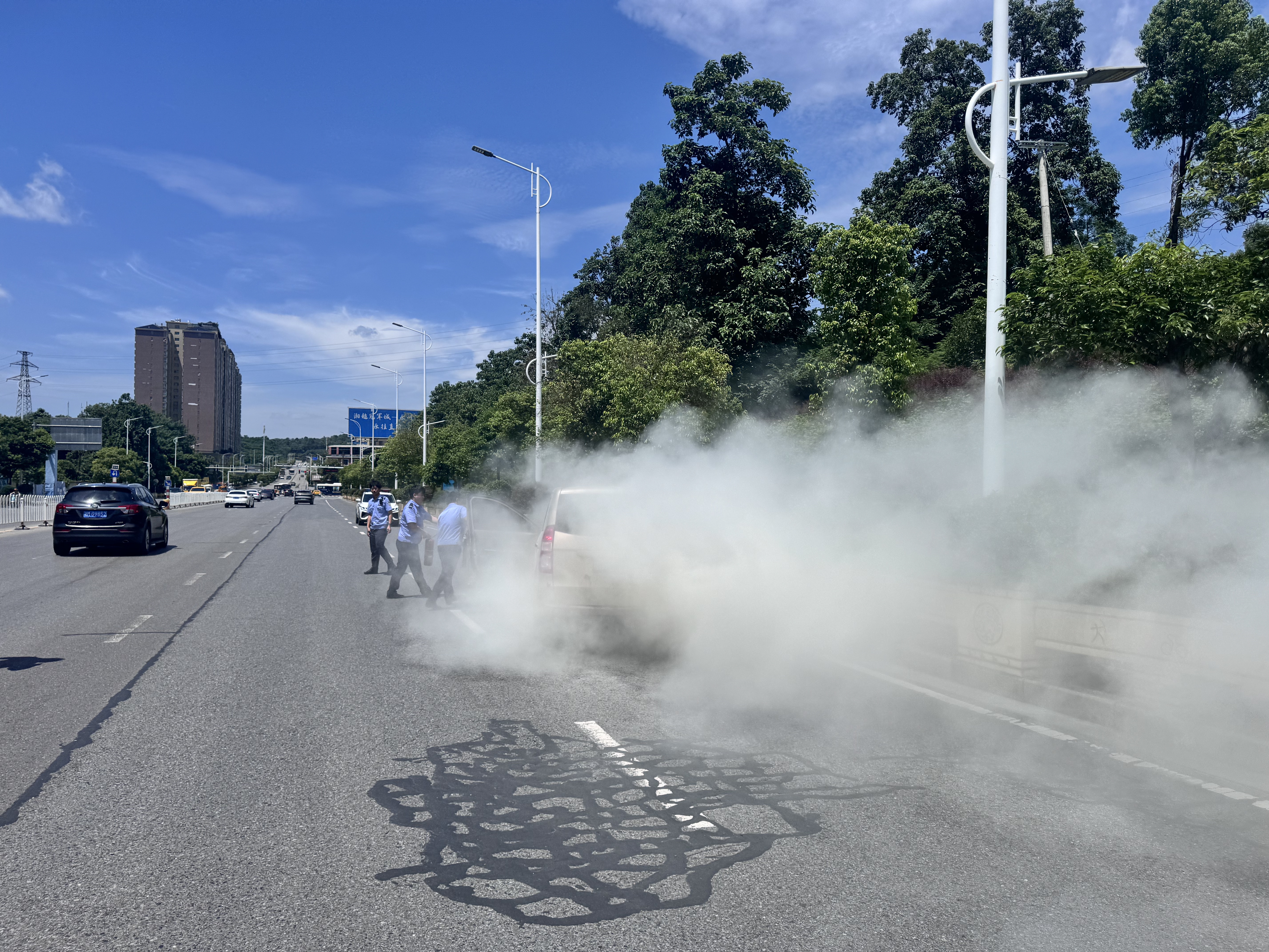 高温惊心时刻!冷水滩交警秒变“救火先锋”护民安 (1).jpg 高温惊心时刻!冷水滩交警秒变“救火先锋”护民安 (1).jpg