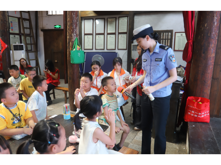 七彩假期“警”彩相伴 文明交通携手“童”行