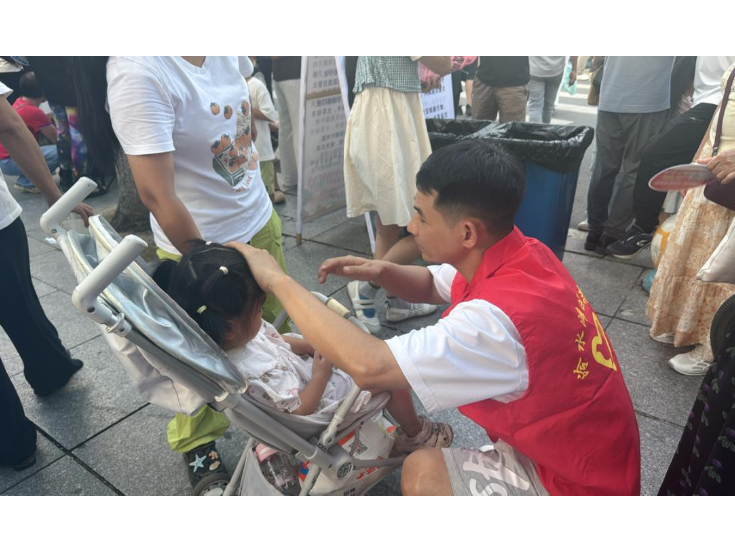 绿茵驰骋燃激情 志愿红韵暖赛场