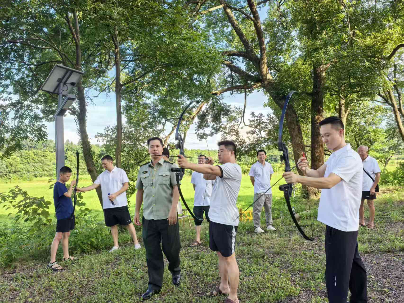 退役军人弯弓搭箭,沉浸式感受军旅体验.jpg 退役军人弯弓搭箭,沉浸式感受军旅体验.jpg