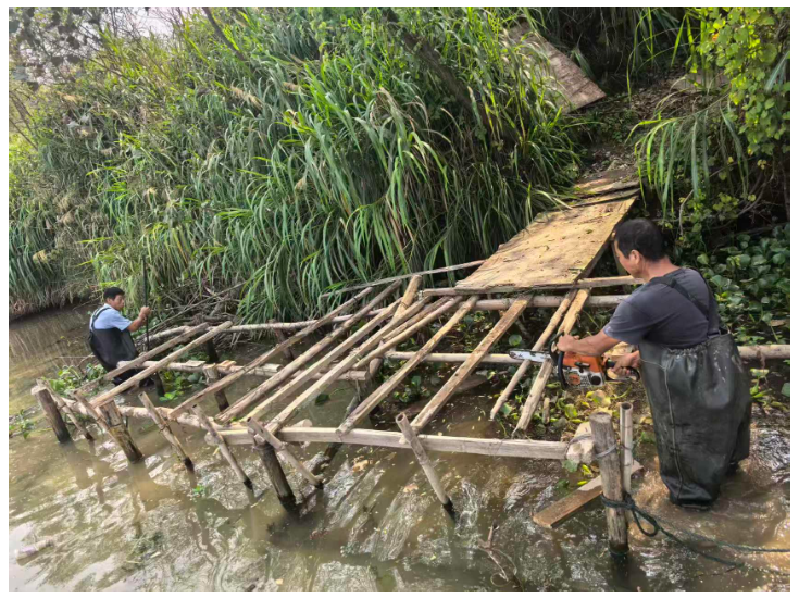 岚角山街道组织拆除辖区水域违规垂钓台