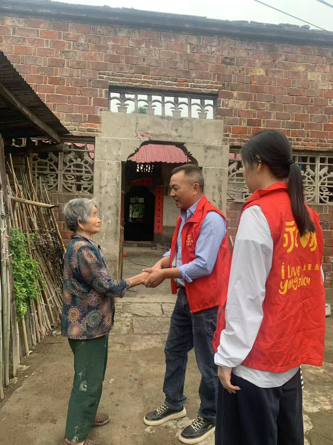 大院组居民要给社区捐酒和土鸡蛋,安排社区工作人员上门感谢,并做其工作,婉拒捐赠.jpg