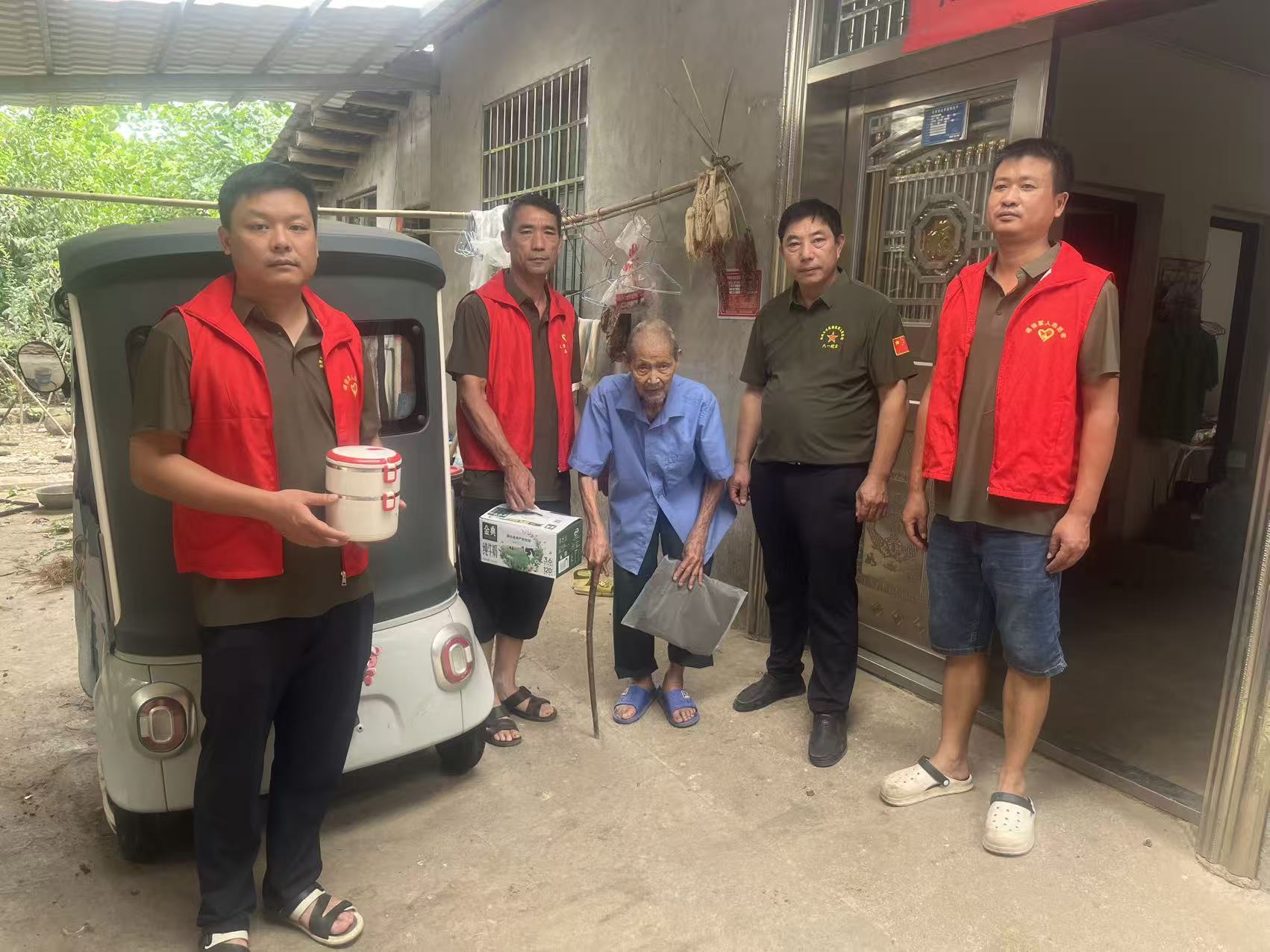 退役军人为行动不便的老人送去餐食与慰问品.jpg 退役军人为行动不便的老人送去餐食与慰问品.jpg