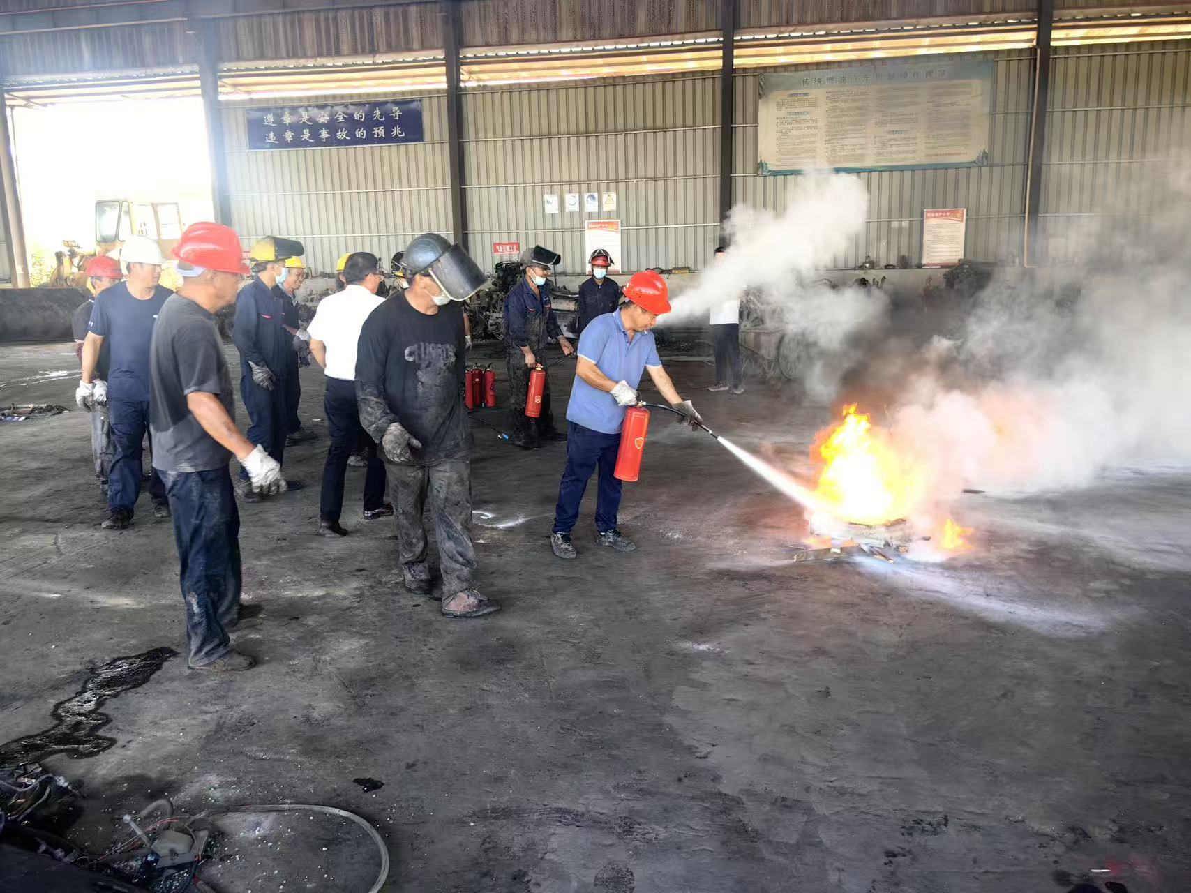 7月31日,岚角山街道联合永州市报废汽车回收拆解有限公司开展消防 应急实战演练。.jpg 7月31日,岚角山街道联合永州市报废汽车回收拆解有限公司开展消防 应急实战演练。.jpg