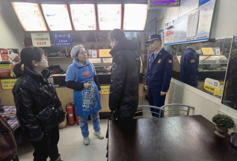 大祥区消防救援大队联合中心街道深入辖区“多合一”场所开展“回头看”消防安全检查(图1)