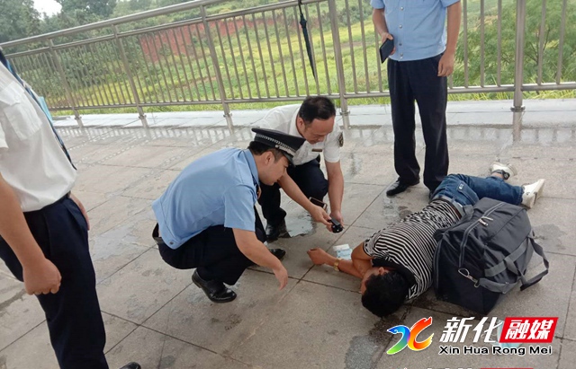 男子突发疾病口吐白沫 警民合力救助转危为安.jpg