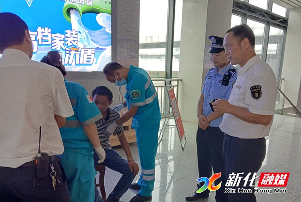 男子突发疾病口吐白沫 警民合力救助转危为安1.jpg