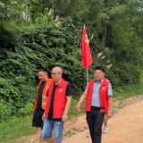 新化曹家镇：抗旱党员突击队冲锋在一线  党旗高高飘扬在水渠边