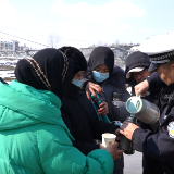 抗击冰雪 | 旅游大巴被困 新化交警紧急救援