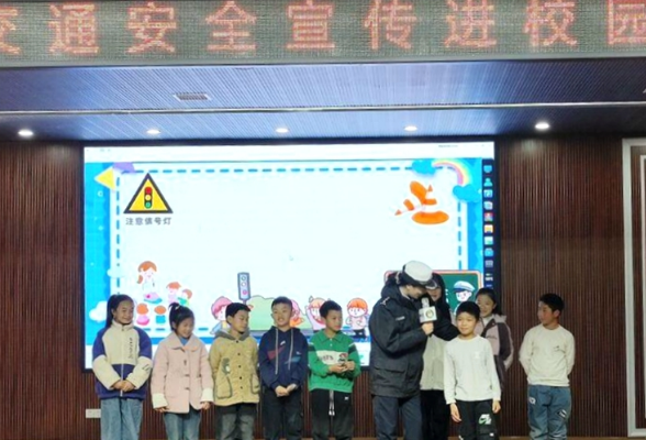 新化县交警大队到坐石乡开展交通安全宣传活动