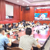 彭韬主持召开县防汛指挥部会议 以最周密的战场安排 最顽强的战胜信念 最勇猛的战斗状态 打赢防汛救灾攻坚战