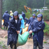 防汛救灾进行时 | 圳上镇民兵及时完成堤坝加固 确保人民群众生命财产安全