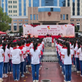 “强国复兴有我 争当新时代好少年” 新化县举行庆祝少先队建队76周年暨2025年新少先队员集中入队仪式和未成年人保护知识宣讲活动