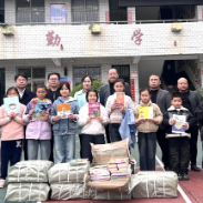 新化县融媒体中心驻村工作队开展公益助学活动