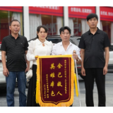 暖新闻 | 退役军人伍琦 跳下陡坡 救助摔伤老人  自己却······