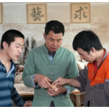 致敬劳动者 | 奉湘波  木雕筑梦 非遗传承路上的自强之光