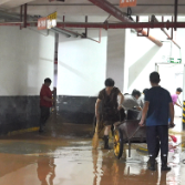 防汛救灾进行时 | 暴雨致小区车库积水险情 多方高效协作保平安降损失