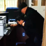 文明新化·你我同行 | 新化县数据局政务服务中心工作人员背残疾老兵办理业务