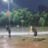 防汛救灾进行时 | 大暴雨突袭 新化多部门连夜清障排涝保高考路畅