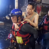 新化暴雨中的“逆行者”：一夜坚守 护梦前行