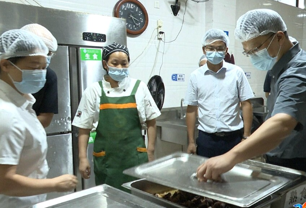 李峰到桑梓镇 上渡街道督导调研秋季开学工作 筑牢校园安全防线 确保平稳有序开学