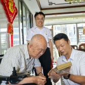 彭韬走访慰问抗战老战士并颁发“中国人民抗日战争胜利80周年”纪念章