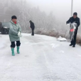 迎战低温雨雪冰冻天气 新化各级各部门全力应对(六)