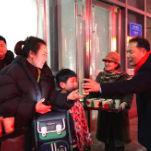 热气腾腾新化年·五郎送福马上到 | 新化南站腊八送温暖 情系返乡游子