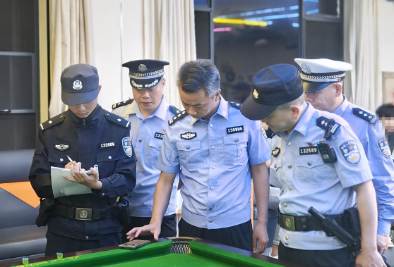 应安一线 | 新化县公安局开展夜间专项清查  筑牢未成年人安全防护网