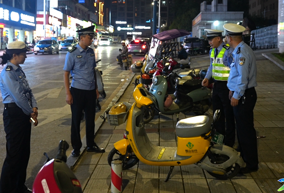 民情直达・融媒在线 |  新化县领导现场督办城区道路交通群众诉求
