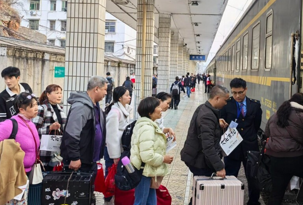 新春走基层 | 新化2026年首列返岗专列启程 1000余名务工人员舒心返岗