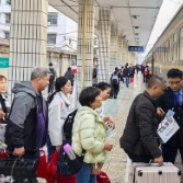 新春走基层 | 新化2026年首列返岗专列启程 1000余名务工人员舒心返岗